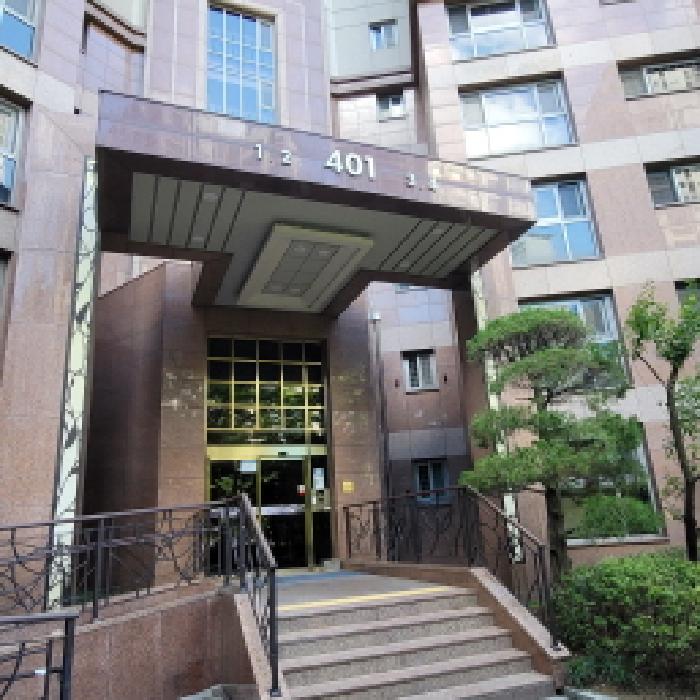 공동현관 출입구 전경(`401`동 표시 있음)