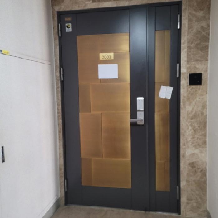 전유부분 출입구 전경(안내문 부착)