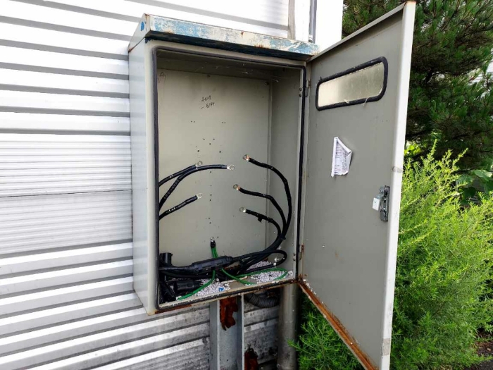 내부 전기배전 시설물 탈착된 상태임