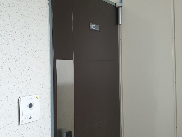 본건 1003호 현관문