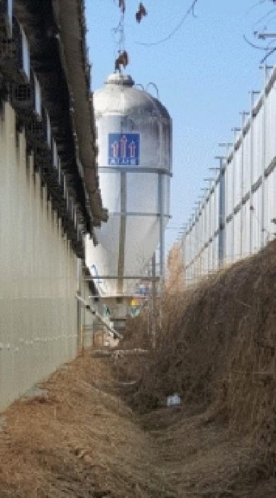 목적물 1 내 제시외 사료공급기