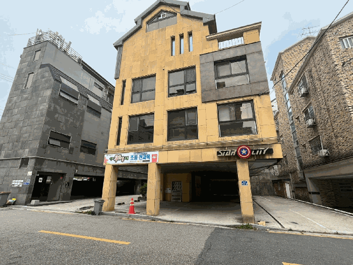  본건 전경(서->동)’><br /><img src=