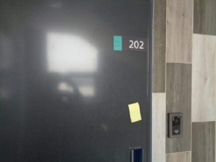 목록2의 각 호실 출입문 전경