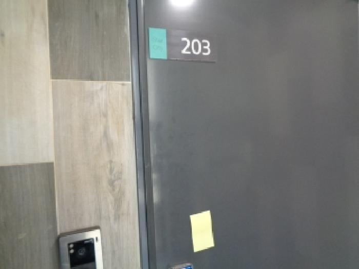 목록2의 각 호실 출입문 전경