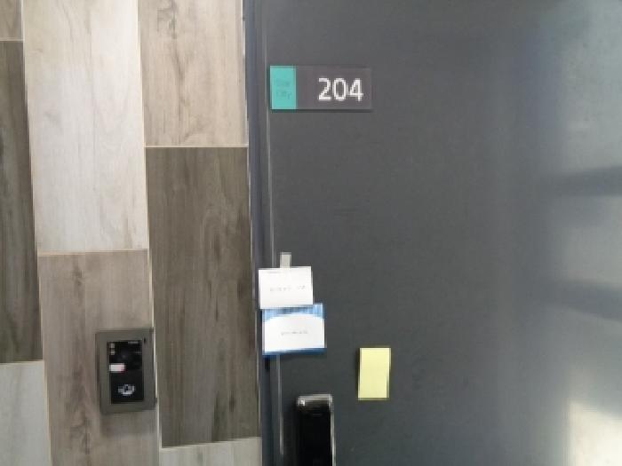 목록2의 각 호실 출입문 전경