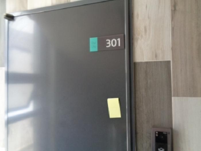 목록2의 각 호실 출입문 전경