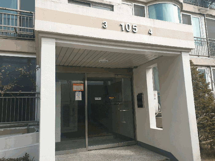 제105동 공동현관 전경