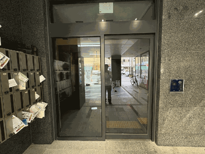 본건 공동출입문