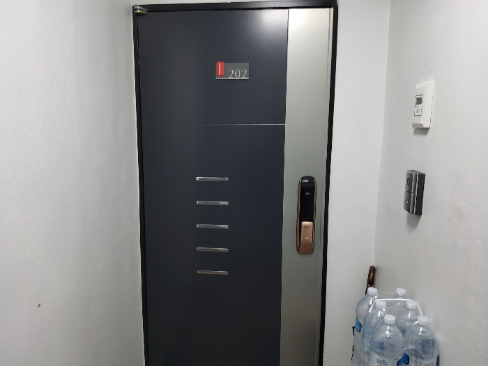 본건 202호 출입문