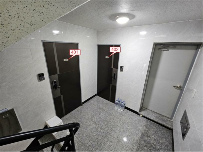 4층 현관(통칭: 401호, 402호)