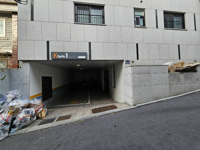 남측 근경 (건물 출입로)