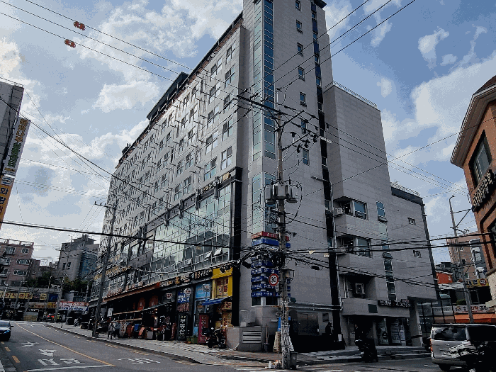 (유)갈현상가 외관
(남동측에서 본 전경)