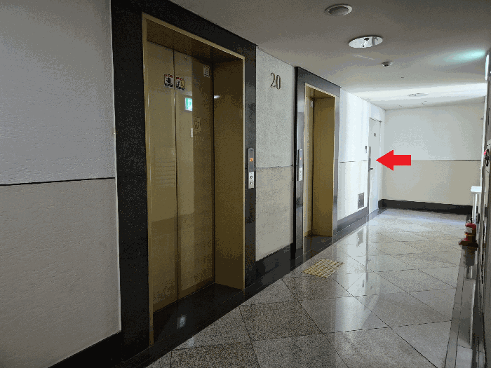 본건 앞 복도, 승강기 등