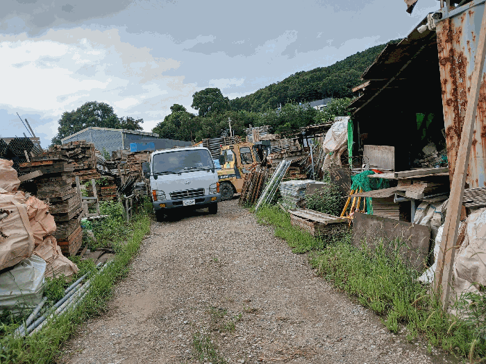 본건 토지상의 각종 건축자재