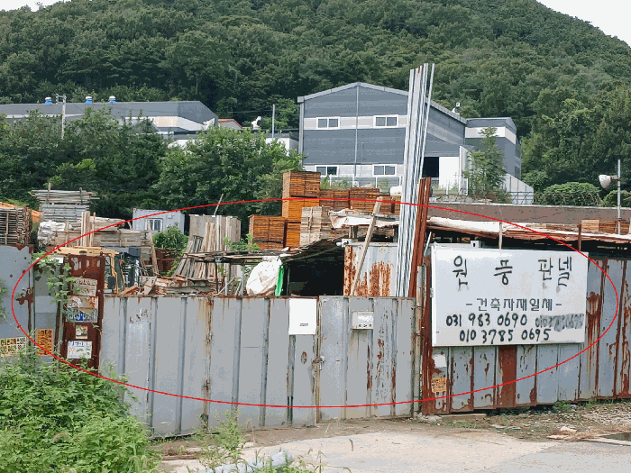 본건 토지상의 각종 건축자재 전경