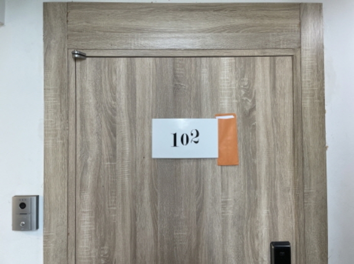 102호 출입문