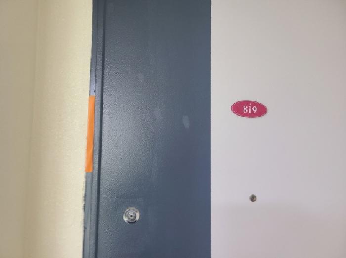 819호 출입문
