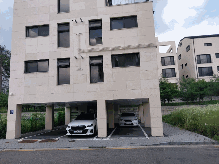 본건 서측 정면에서 본 전경