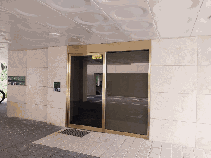 본건 1층 현관입구