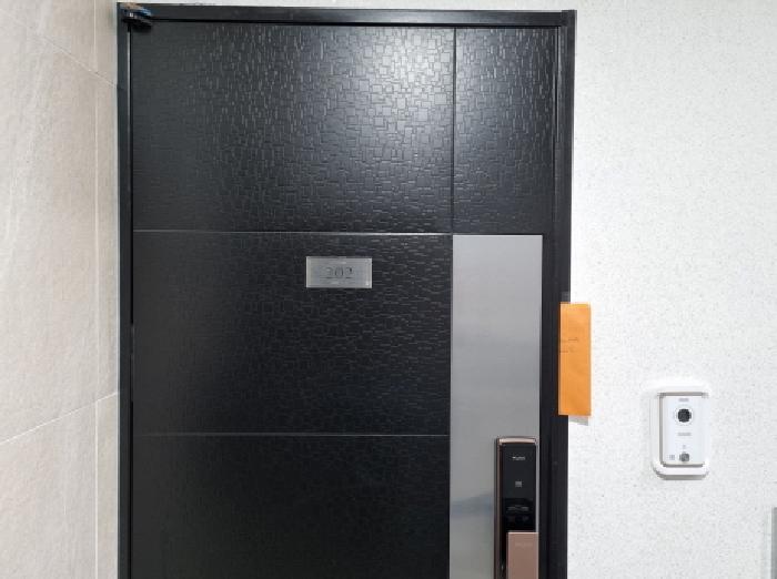 202호 출입문