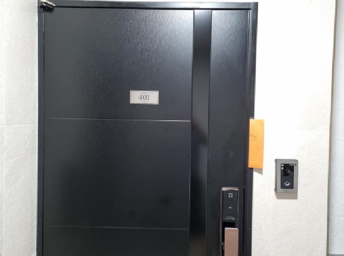 401호 출입문