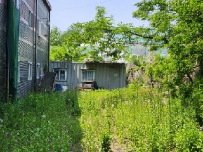 본건에 소재하는 이동 가능한 컨테이너