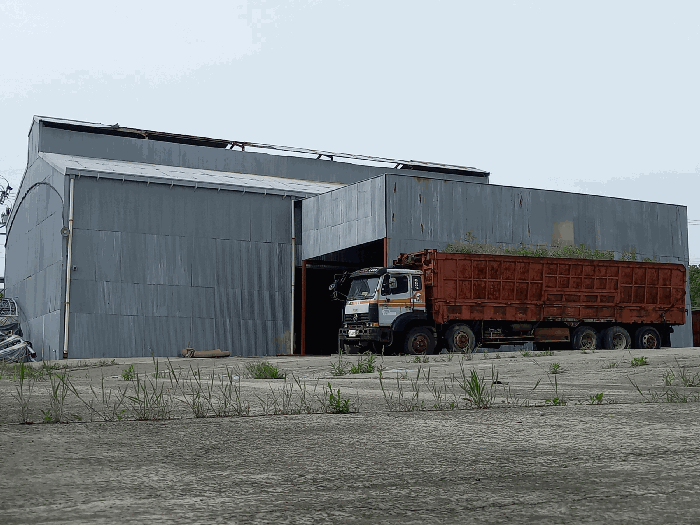 본건 기호 2 건물(뒤) 및 제시외 ㉠창고(앞)