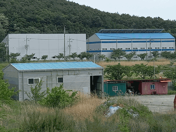 본건 기호 2 건물의 부1(우측), 부2(중앙), 부4(좌측)