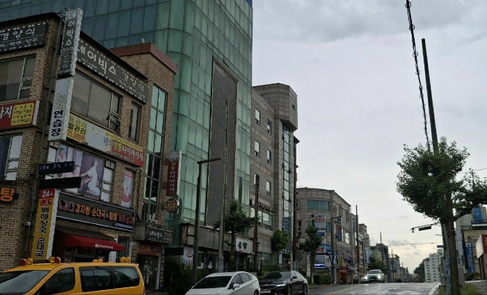 본건 전경(북서측 도로 월편에서 촬영)