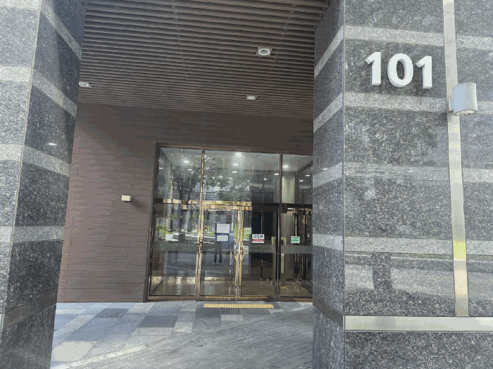 101동 1층 출입문