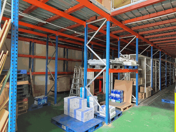 제시외물건(ㅁ)(재고보관대-기호(2) 창고 내부)