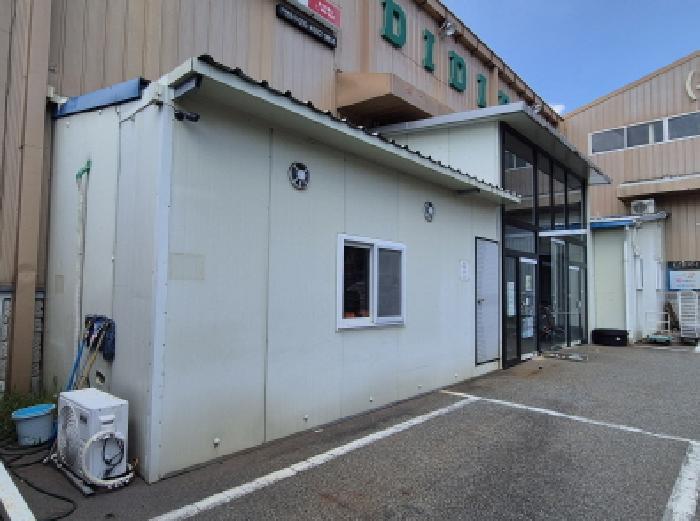 건물 전면부에 판넬조 벽체와 판넬지붕 구조물