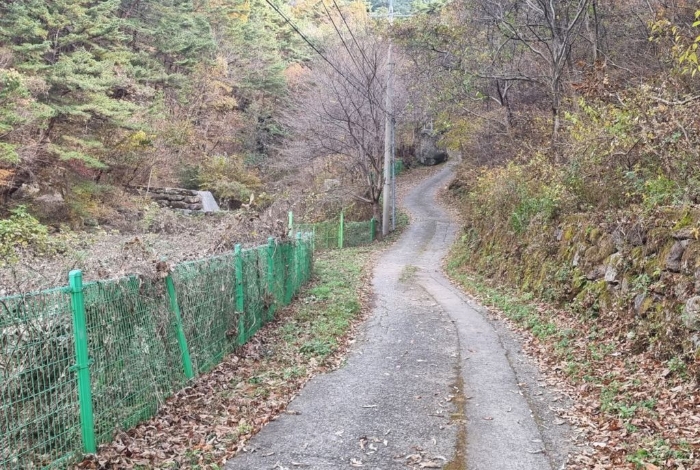 일련번호(32,33) 및 철제울타리 전경 