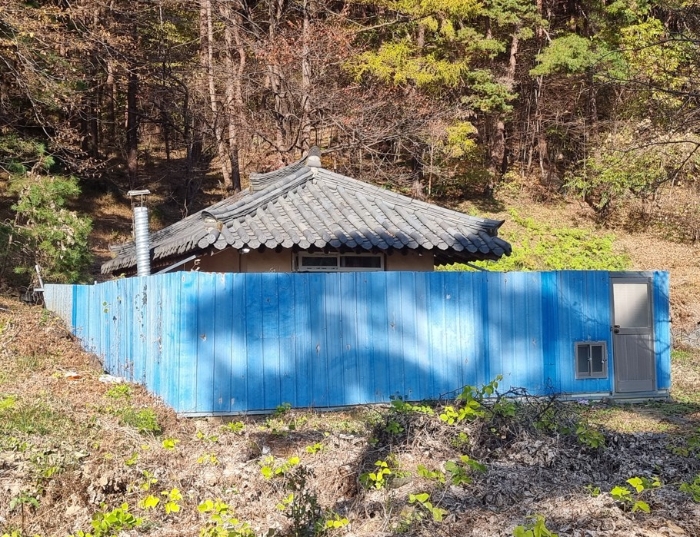 일련번호(22) 및 철제펜스 전경 