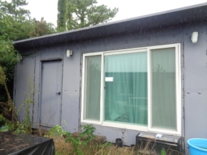 본 건 소재지9.(오라이동 2023) 제시외건물 판넬조
판넬지붕 주거시설