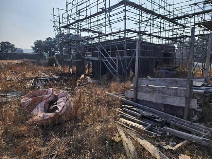 소재지2(노형동 282) 지상 건축 중단된 건물 사진