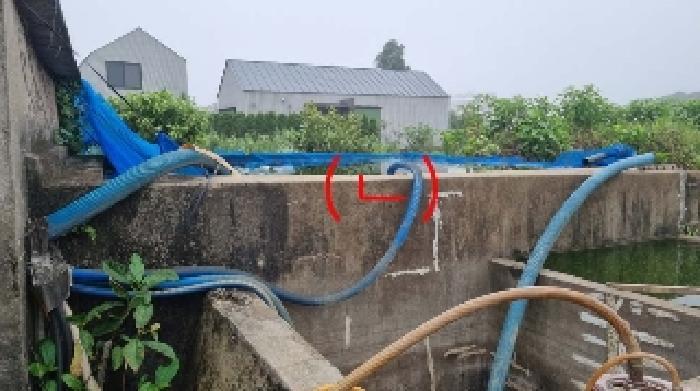 소재지2(토평동 594-2) 지상에 소재한 제시외 건물(ㄴ)