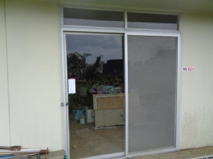 소재지 2.(유수암리 1473-3) 제시외 건물 `ㅅ` 출입문에 안내문 부착 사진