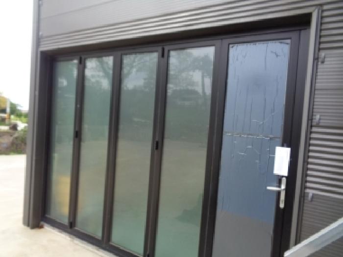 소재지 1.(유수암리 1473) 제시외 건물 `ㄱ` 출입문에 안내문 부착 사진