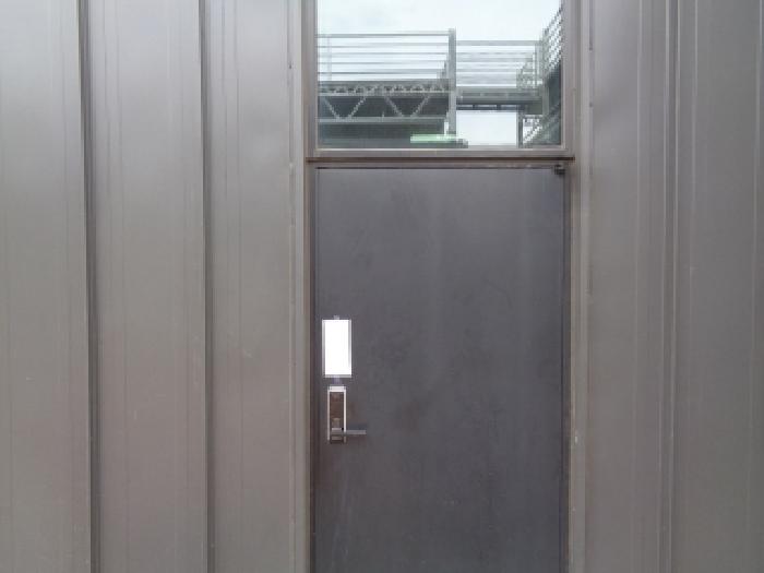 소재지 1.(유수암리 1473) 제시외 건물 `ㄴ` 출입문에 안내문 부착 사진