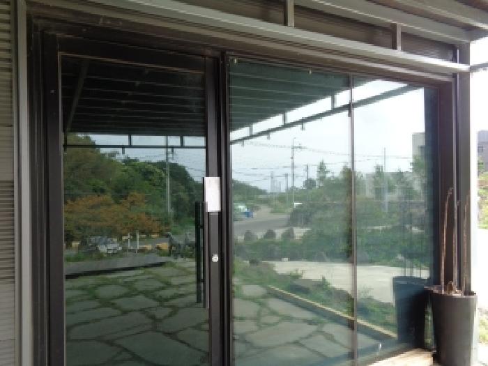 소재지 1.(유수암리 1473) 제시외 건물 `ㄷ` 출입문에 안내문 부착 사진