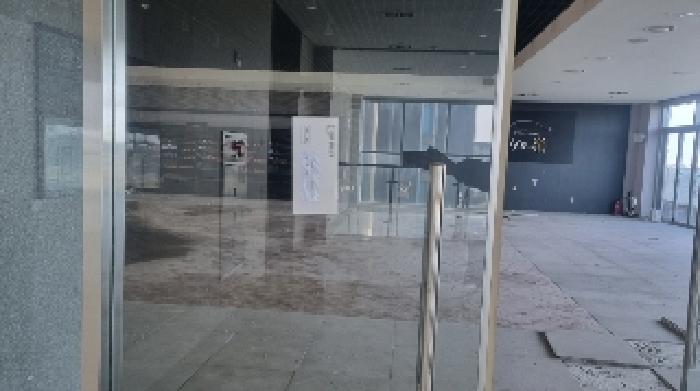 소재지2(고성오조로 102) 제시 건물 3층 출입문에 부착한 안내문