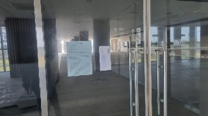 소재지2(고성오조로 102) 제시 건물 2층 출입문에 부착한 안내문