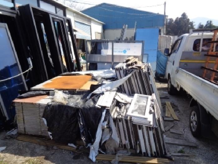 소재지 1.(오등동 1210-1) 일부 토지에 야적되어 있는 건축자재 사진