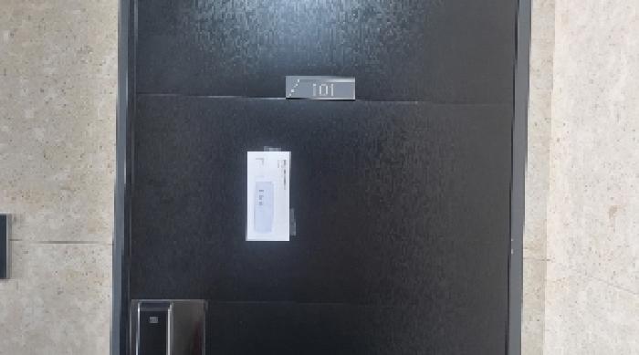 본 호(환해장성로 189, 오션갤러리프리미어빌라스1단지 103동 101호) 현관문에 부착한 안내문