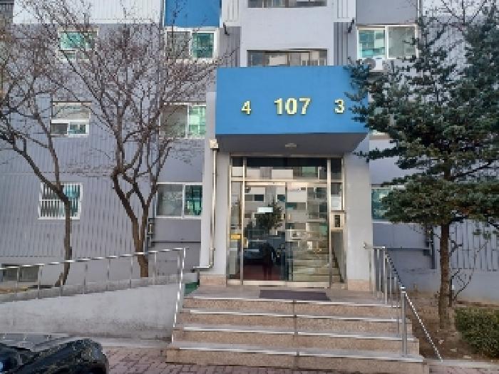 본건 용현동 현대아파트 107동 703호에 출입할수있는 1층 공동현관문 현황사진