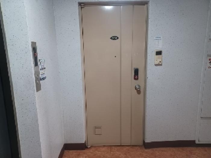 본건 용현동 현대아파트 107동 703호 현관문 앞쪽 현황사진