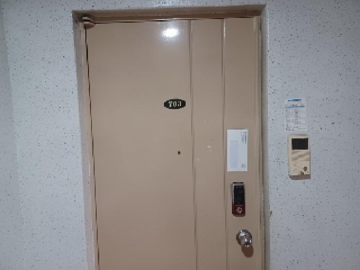 본건 용현동 현대아파트 107동 703호 현관문 현황사진