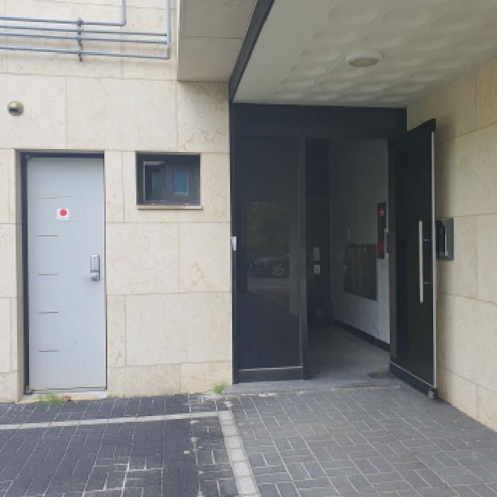 2-4층 다가구주택 공동출입문 전경