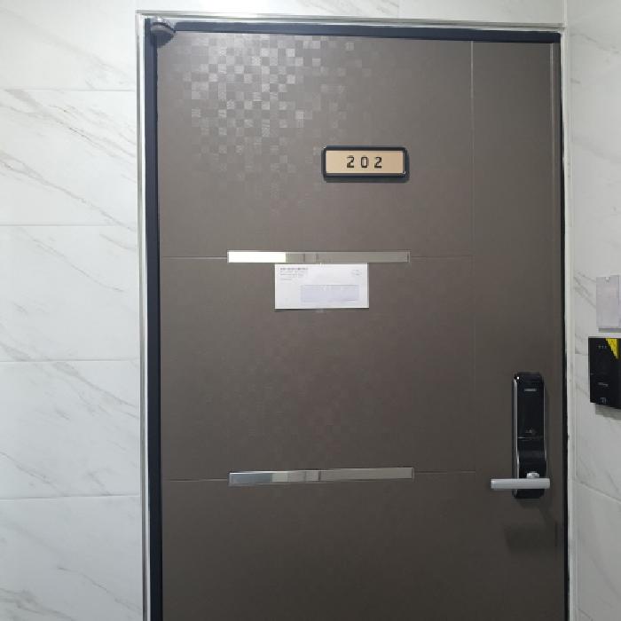 202호 세대출입문 전경